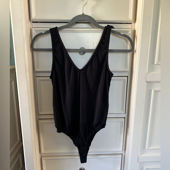Lulu’s black sleeveless bodysuit size medium - Picture 2 of 3